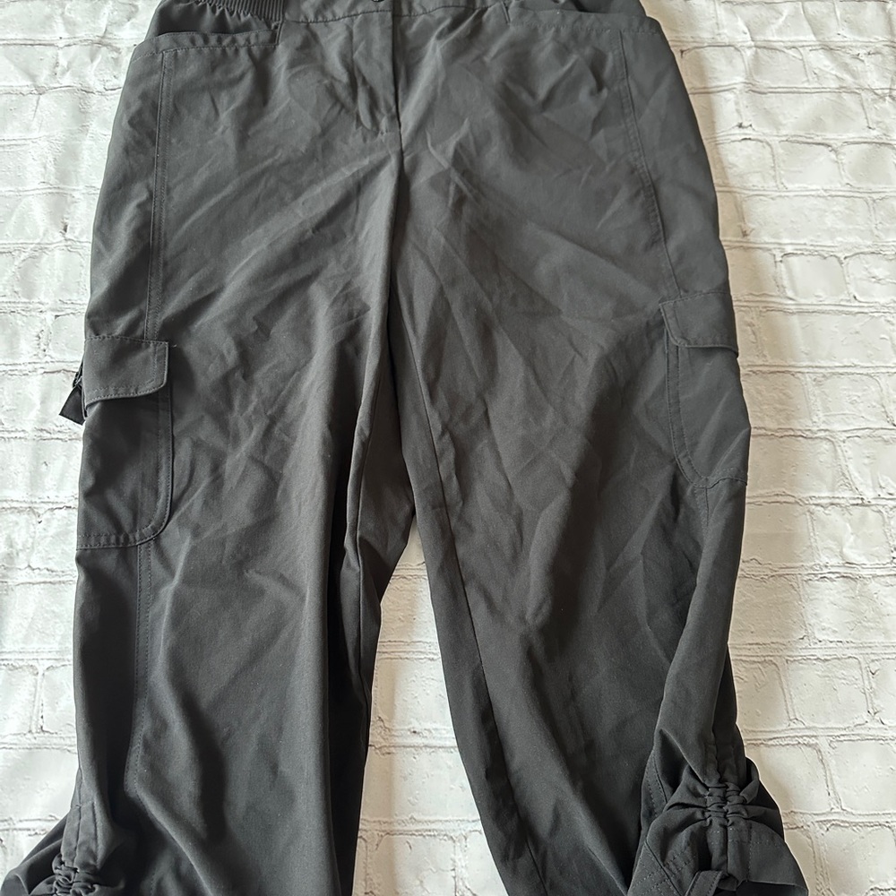 Zenergy by Chico’s black capri pants elastic waist cargo style size 1